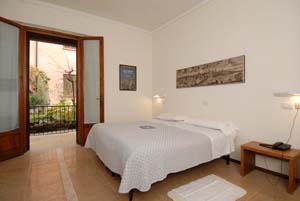 Comfort double for single use with garden view, king bed, private facilities (shower), and breakfast